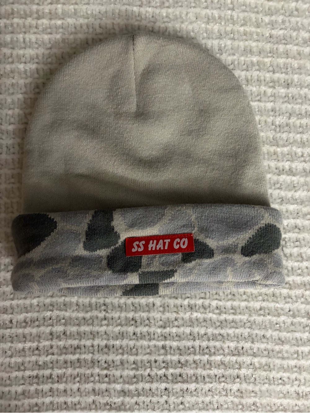 Men's Cuffed Beanie in Light Gray with Camouflage Trim